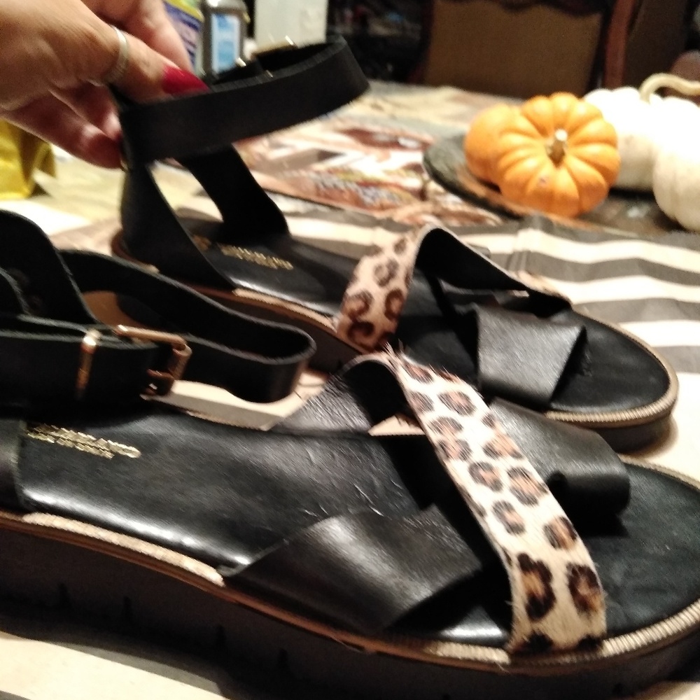 Nice black leopard  buckel sandals
